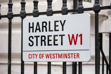 Westminster, Londra 'daki Harley Caddesi' nin sokak tabelası. Tabela siyah metal bir çite bağlı..