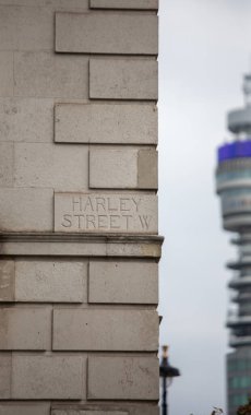 Londra 'daki BT Kulesi' nin olduğu Harley Caddesi tabelasına yakın plan..