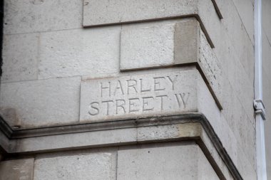 Londra 'da taş bir duvara Harley Sokağı tabelasının yakın çekimi..