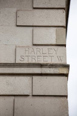 Londons Tıp Bölgesi 'ndeki Harley Sokağı' na yakın bir tabela..