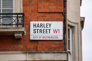 Westminster, Londra 'daki Harley Caddesi için bir tabela, tuğla bir duvara asılmış..
