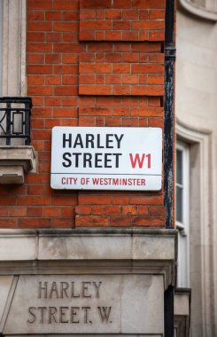 Londra 'nın Westminster şehrindeki Harley Sokağı tabelasına yakın çekim..