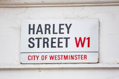Westminster, Londra 'daki Harley Caddesi' nin sokak tabelası..
