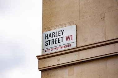 Westminster, Londra 'daki Harley Caddesi' nin sokak tabelası. Tıbbi uzmanlarıyla bilinen bu ikonik konum küresel ziyaretçileri kendine çekiyor..