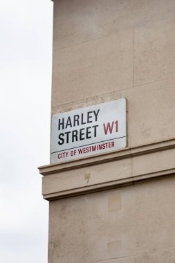 Westminster, Londra 'daki Harley Sokağı tabelası, tıp uzmanlarıyla tanınır. İkonik cadde bir bina duvarına yakalandı..