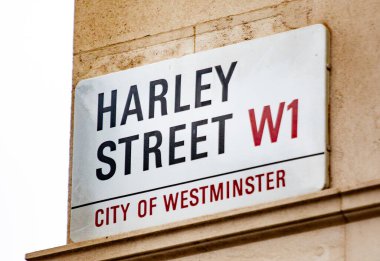 Görüntü Harley Caddesi için bir sokak tabelası gösteriyor. Londra 'nın Westminster şehrinde yer alıyor..