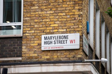 Westminster, Londra 'daki Marylebone High Street' in sokak tabelası. Tuğla duvar arka planı ona klasik bir şehir havası veriyor..