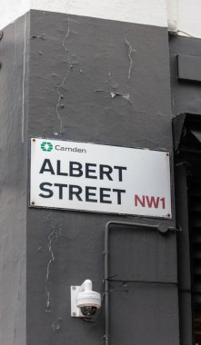 Londra, Camden 'da Albert Caddesi' nin sokak tabelasında güvenlik kamerası var..