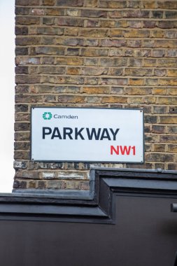 Camden, Londra 'da bir sokak tabelası bir tuğla duvarda sergileniyor. Tabela NW1 posta kodunu içeriyor.