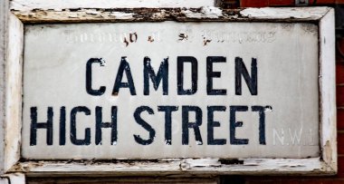 Londra 'daki Camden High Street tabelasına yakın çekim. Eski görünümünü gösteriyor..
