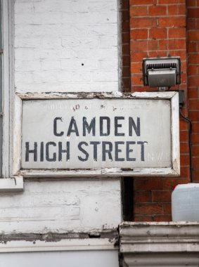 Londra 'da bir duvardaki Camden High Street tabelasının yakın çekimi. Tabela, şehir sokak tabelasının sembolik tarzını gösteriyor..