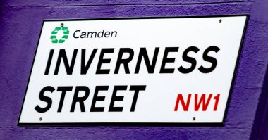 Londra, Camden 'daki Inverness Sokağı için bir tabela, mor bir duvara asılmış..
