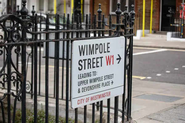 Londra, Westminster 'daki Wimpole Sokağı' nın yol tabelaları yakınlardaki yerleri gösteriyor..