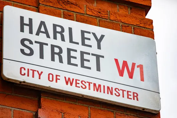 Westminster, Londra 'daki Harley Caddesi' nin sokak tabelası..