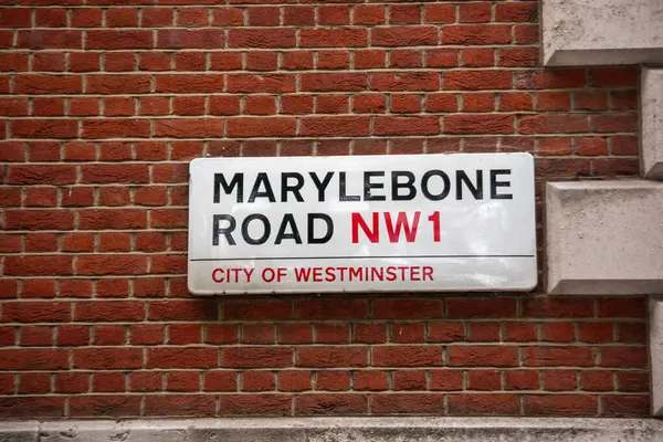 Westminster, Londra 'daki Marylebone Yolu NW1 sokak tabelası, tuğla bir duvarda sergileniyor..