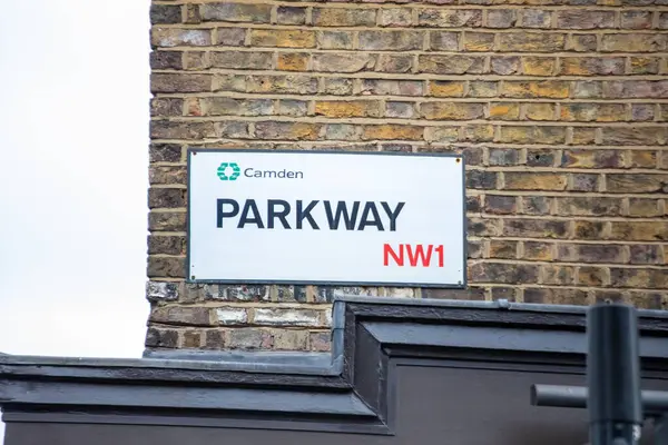 Londra 'nın Camden bölgesindeki Parkway NW1 için sokak tabelası. Tabela tuğla bir duvara asılmış..
