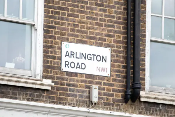 Londra 'da bir tuğla duvardaki Arlington Yolu tabelasının yakın çekimi. Tabela NW1 posta kodunu içeriyor.