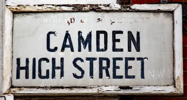 Londra 'daki Camden High Street tabelasına yakın çekim. Eski görünümünü gösteriyor..