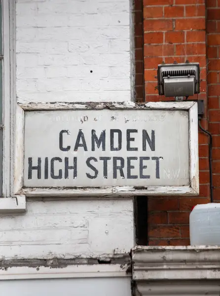 Londra 'da bir duvardaki Camden High Street tabelasının yakın çekimi. Tabela, şehir sokak tabelasının sembolik tarzını gösteriyor..