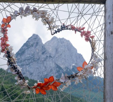 Alman Alpleri 'ndeki Zugspitz Bölgesi' ndeki kalp çerçeveli dağlar. Yüksek kalite fotoğraf