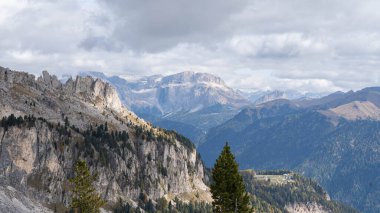 Güney Tyrol 'daki muhteşem manzara. Rosengarten' daki Dolomitlerin Dağları. Yüksek kalite fotoğraf