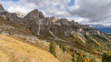 Güney Tyrol 'daki muhteşem manzara. Rosengarten' daki Dolomitlerin Dağları. Yüksek kalite fotoğraf