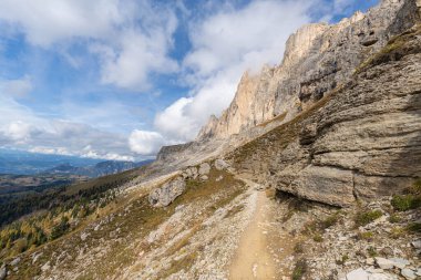 Güney Tyrol 'daki muhteşem manzara. Rosengarten' daki Dolomitlerin Dağları. Yüksek kalite fotoğraf