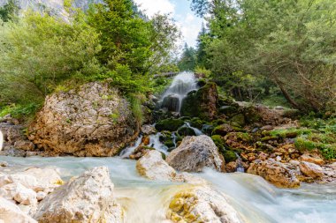 İtalya dağlarının kalbinde küçük bir şelale. Yüksek kalite fotoğraf