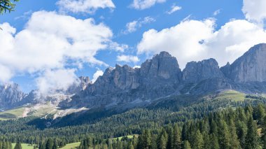 Güney Tyrol 'daki muhteşem manzara. Rosengarten' daki Dolomitlerin Dağları. Yüksek kalite fotoğraf
