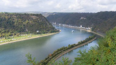Ren nehrinin sonbahar manzarası. Yüksek kalite fotoğraf