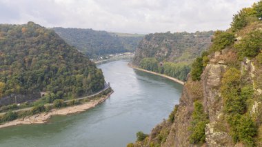Ren nehrinin sonbahar manzarası. Yüksek kalite fotoğraf