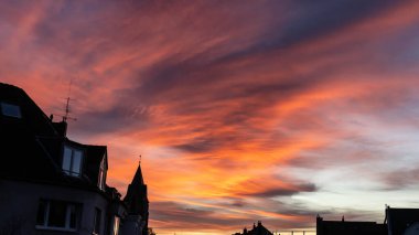 Duesseldorf Almanya 'sının çatısından daha görkemli bir gün batımı. Yüksek kalite fotoğraf