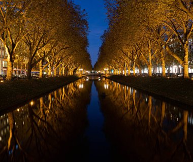Koenigsallee Duesseldorf 'ta harika bir akşam. Yüksek kalite fotoğraf