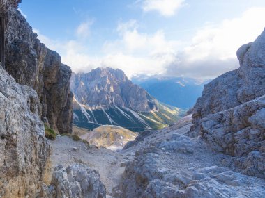 Güney Tyrol 'daki muhteşem manzara. Rosengarten' daki Dolomitlerin Dağları. Yüksek kalite fotoğraf