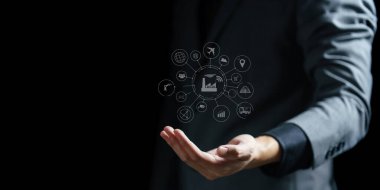 iş adamı eli siyah arkaplanda