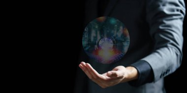 Sanal gerçeklik tutan adam