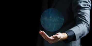 İş adamı sanal arayüzle sanal ekrana dokunuyor. karışık ortam