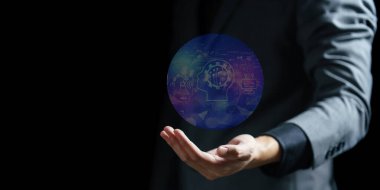 iş ellerinin hologram arayüzünü tutması.