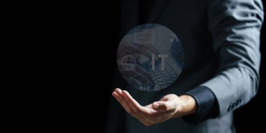 İş adamı sanal ekran, teknoloji ve dijital konseptle el ele tutuşuyor