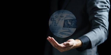 İş adamı sanal ikona dokunuyor. karışık ortam