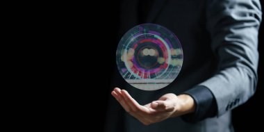 Sanal ekranın sanal bir yansımasını elinde tutan iş adamı