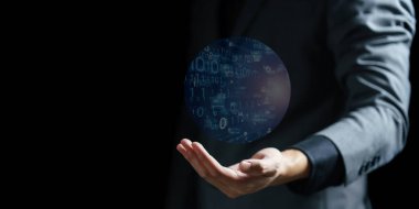 Sanal bir ikon gösteren bir iş adamı eli. karışık ortam.