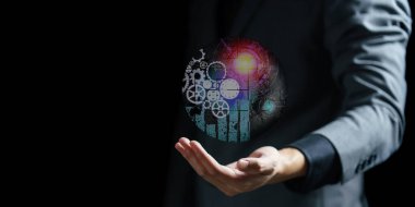 Elinde vitesleri olan bir iş adamı.