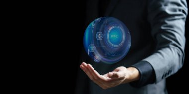 İş konsepti, teknoloji, internet ve ağ. Genç iş adamı geleceğin sanal ekranında çalışıyor ve yazıyı görüyor.