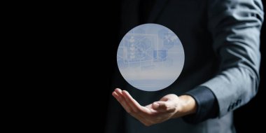 Takım elbiseli işadamı dijital tablet gösteriyor. karışık ortam