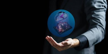 Küresel bir gezegeni elinde tutan iş adamı