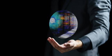 Küresel teknoloji ağ bağlantısı kavramına sahip iş adamlarına dokunmak