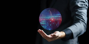 Elinde dijital bir küre tutan bir iş adamı.