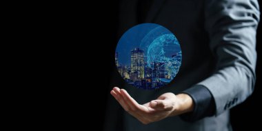 Sanal bir simge tutan iş adamı