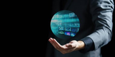 İş adamı, gelecekteki bir arayüzle hologram arayüzü tutuyor.